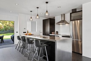 Fridge, microwave, oven, stovetop - Riverside in private gated community & WI-FI, large outdoor area including outdoor , BBQ and alfresco dining, outdoor. Direct access to the river.  Trampoline and ping pong table to keep the  young ( and not so young) entertained. (Taupō)