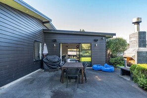 Outdoor dining - Riverside in private gated community & WI-FI, large outdoor area including outdoor , BBQ and alfresco dining, outdoor. Direct access to the river.  Trampoline and ping pong table to keep the  young ( and not so young) entertained. (Taupō)