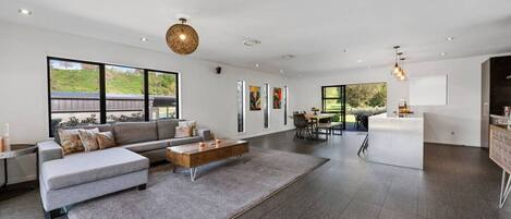 Una televisión, una mesa de tenis de mesa