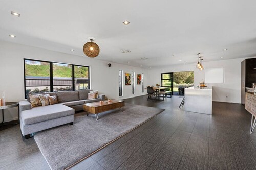 Riverside in private gated community & WI-FI, large outdoor area including outdoor , BBQ and alfresco dining, outdoor. Direct access to the river.  Trampoline and ping pong table to keep the  young ( and not so young) entertained.