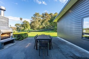 Outdoor dining - Riverside in private gated community & WI-FI, large outdoor area including outdoor , BBQ and alfresco dining, outdoor. Direct access to the river.  Trampoline and ping pong table to keep the  young ( and not so young) entertained. (Taupō)
