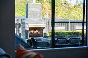 Outdoor dining - Riverside in private gated community & WI-FI, large outdoor area including outdoor , BBQ and alfresco dining, outdoor. Direct access to the river.  Trampoline and ping pong table to keep the  young ( and not so young) entertained. (Taupō)