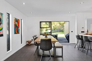 Dining - Riverside in private gated community & WI-FI, large outdoor area including outdoor , BBQ and alfresco dining, outdoor. Direct access to the river.  Trampoline and ping pong table to keep the  young ( and not so young) entertained. (Taupō)