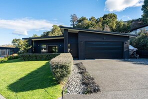 Exterior - Riverside in private gated community & WI-FI, large outdoor area including outdoor , BBQ and alfresco dining, outdoor. Direct access to the river.  Trampoline and ping pong table to keep the  young ( and not so young) entertained. (Taupō)