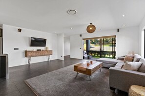 TV, table tennis - Riverside in private gated community & WI-FI, large outdoor area including outdoor , BBQ and alfresco dining, outdoor. Direct access to the river.  Trampoline and ping pong table to keep the  young ( and not so young) entertained. (Taupō)