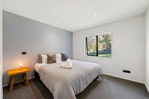 4 bedrooms, iron/ironing board, free WiFi, bed sheets