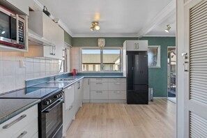 Fridge, microwave, oven, stovetop - Stay in town with Wi-Fi, Taupo CBD. Watch the sunsets from the balcony (Taupō)