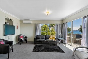 TV - Stay in town with Wi-Fi, Taupo CBD. Watch the sunsets from the balcony (Taupō)