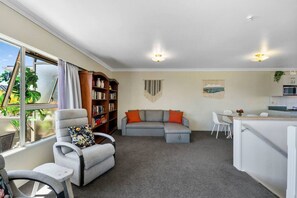 TV - Stay in town with Wi-Fi, Taupo CBD. Watch the sunsets from the balcony (Taupō)