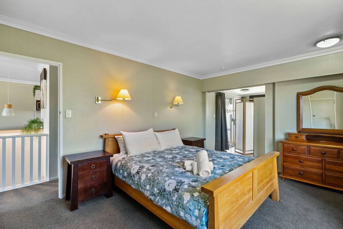 Stay In Town With Wi-fi, Taupo Cbd. Watch The Sunsets From The Balcony - Taupo