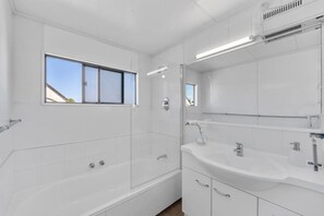 Hair dryer - Stay in town with Wi-Fi, Taupo CBD. Watch the sunsets from the balcony (Taupō)