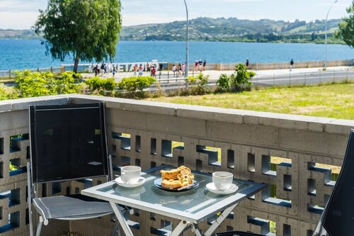 Stay in town with Wi-Fi, Taupo CBD. Watch the sunsets from the balcony