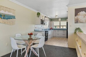 Dining - Stay in town with Wi-Fi, Taupo CBD. Watch the sunsets from the balcony (Taupō)