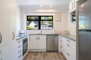 Private kitchen - Bird Songs and lake views with wifi (Acacia Bay, Taupo)