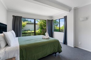 5 bedrooms, free WiFi, bed sheets