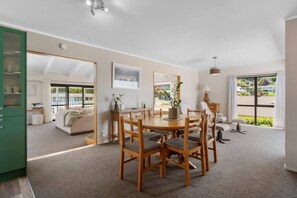 Interior - Bird Songs and lake views with wifi (Acacia Bay, Taupo)