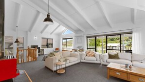 TV, fireplace - Bird Songs and lake views with wifi (Acacia Bay, Taupo)