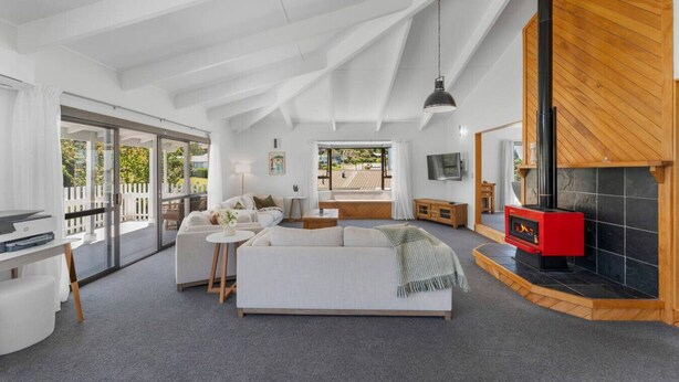 TV, fireplace - Bird Songs and lake views with wifi (Acacia Bay, Taupo)