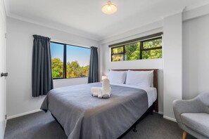 5 bedrooms, free WiFi, bed sheets - Bird Songs and lake views with wifi (Acacia Bay, Taupo)