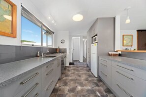 Fridge, microwave, oven, stovetop - Westhall in Kinloch Taupo (Kinloch)