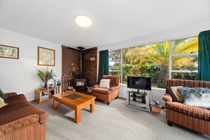 TV, fireplace - Westhall in Kinloch Taupo (Kinloch)