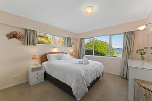 4 bedrooms, iron/ironing board, travel cot, WiFi - Kinloch Lakefront with wifi (Kinloch)