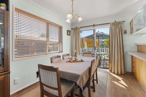 Dining - Kinloch Lakefront with wifi (Kinloch)