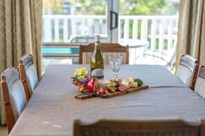 Dining - Kinloch Lakefront with wifi (Kinloch)