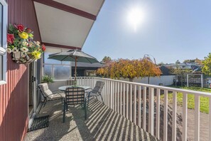Outdoor dining - Kinloch Lakefront with wifi (Kinloch)