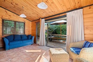 TV, fireplace - Lakeview in Kinloch Taupo (Kinloch)