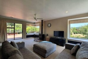TV, fireplace - Peaceful on Par Kinloch (Kinloch)