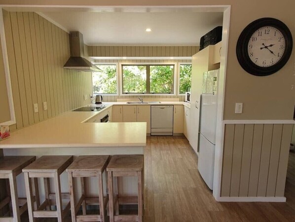 Fridge, microwave, oven, stovetop - Peaceful on Par Kinloch (Kinloch)