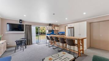 Geladeira, micro-ondas, fogão, cooktop