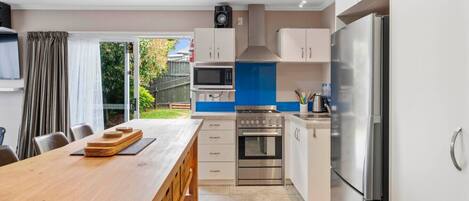 ثلاجة، ميكروويف، فرن، موقد طهي مسطح