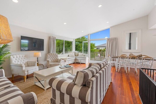 TV, fireplace - Rimu Retreat with wifi & 3 mins to town (Taupo)