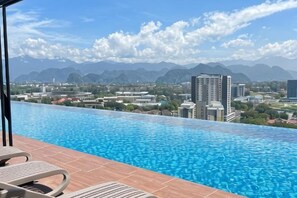 A swimming pool with a view of mountains and buildings. - Ipoh Town Horizon Skypool Suites 4-11pax by IWH Suites (Ipoh)