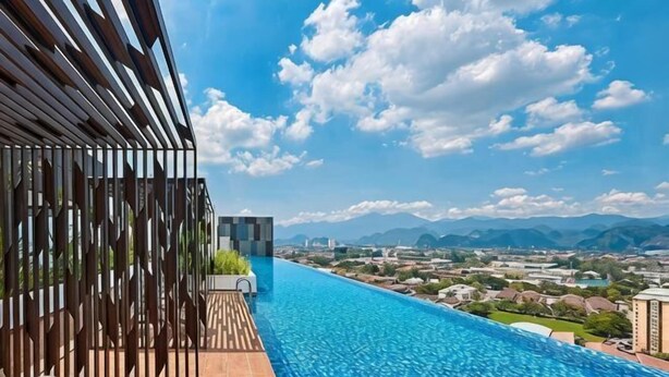 A rooftop infinity pool with a clear view of the city and mountains. - Ipoh Town Horizon Skypool Suites 4-11pax by IWH Suites (Ipoh)