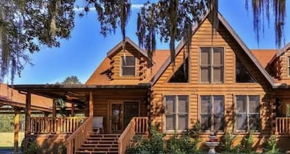 Cozy cabin on 10 acre farm with horses, chickens, cats, dog & gardens