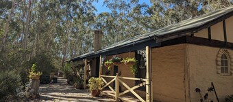 Peppertree Corner Cottage w/Fireplace - Dog Heaven! (6km to Clare)