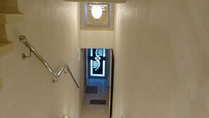 A staircase with a handrail, leading to a door with a geometric pattern above it. - Paradise House Apartment in Tamraght (Tamraght)