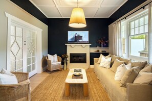 Smart TV, caminetto, libri