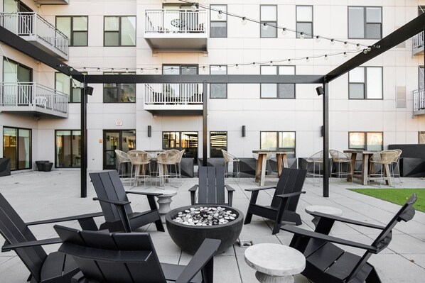 Outdoor dining - Blueground | Elmhurst, pool & gym, nr parks (Chicago)