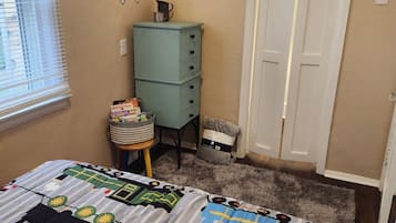 3 Schlafzimmer, Schreibtisch, Bügeleisen/Bügelbrett, Reisekinderbett