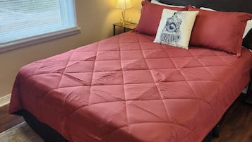 3 bedrooms, desk, iron/ironing board, travel crib