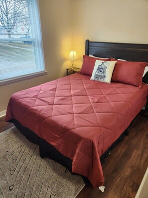 3 Schlafzimmer, Schreibtisch, Bügeleisen/Bügelbrett, Reisekinderbett