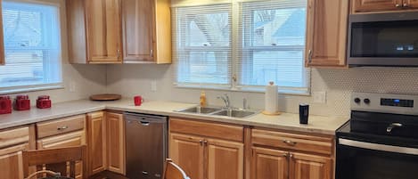 Coffee/tea maker, fridge, microwave, oven
