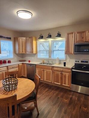 Fridge, microwave, oven, stovetop - Railroad themed 3-bedroom house in Boone The Main Street Station is pet friendly (Boone)