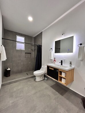 Douche, serviettes fournies, savon, papier toilette