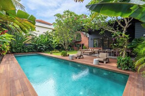 Una piscina al aire libre