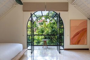 Villa | Een strijkplank/strijkijzer, beddengoed